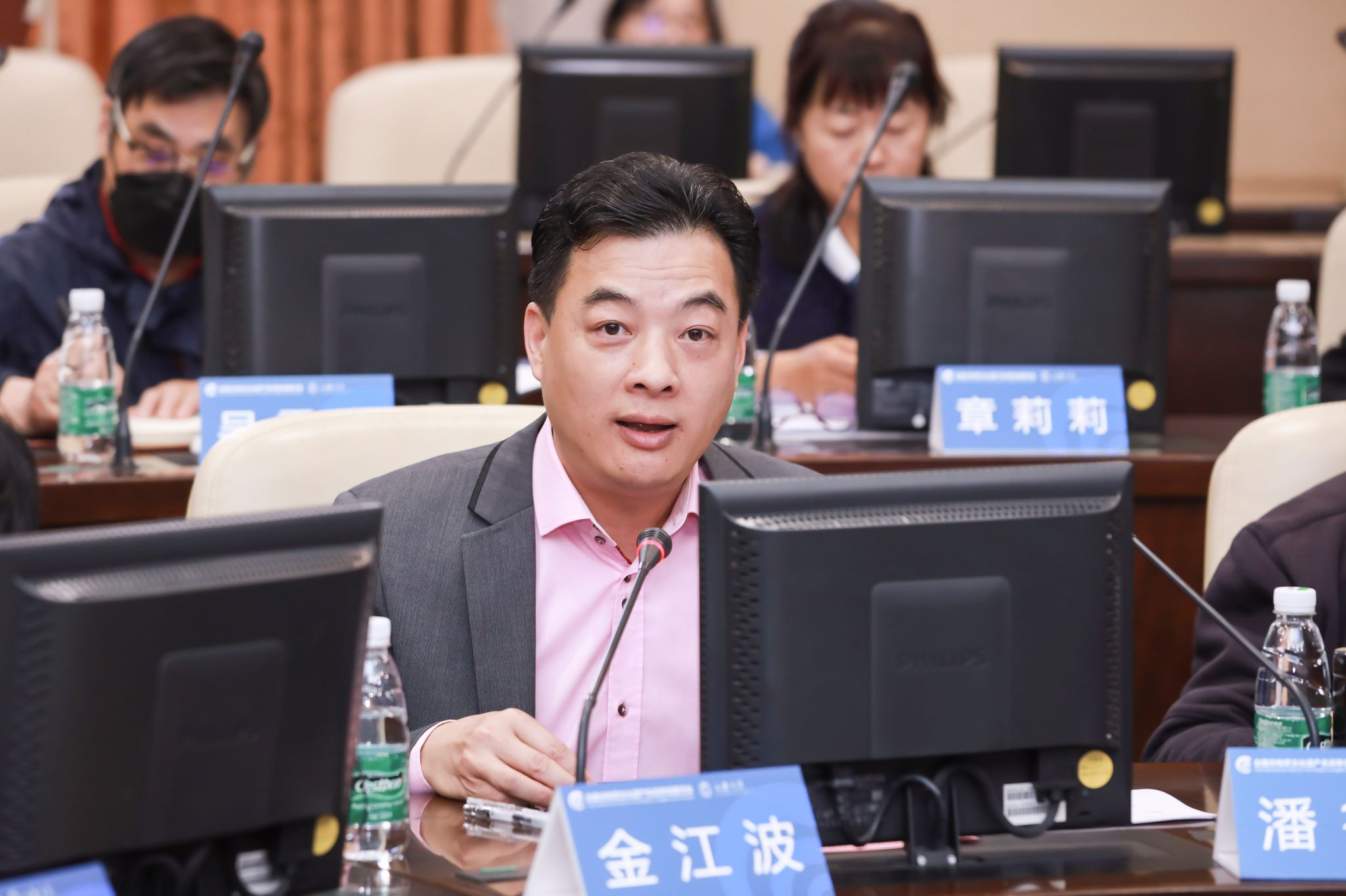 国产亚洲精品美女久久久上海美术学院执行院长、全国非遗名词委委员金江波教授代为宣读文化和旅游部非物质文化遗产司王晨阳司长的贺信.jpg 国产亚洲精品美女久久久上海美术学院执行院长、全国非遗名词委委员金江波教授代为宣读文化和旅游部非物质文化遗产司王晨阳司长的贺信.jpg