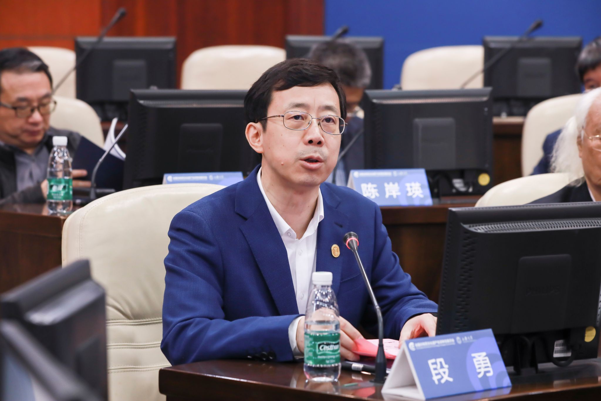 国产亚洲精品美女久久久党委副书记、全国非遗名词委主任段勇先生主持会议.jpg 国产亚洲精品美女久久久党委副书记、全国非遗名词委主任段勇先生主持会议.jpg